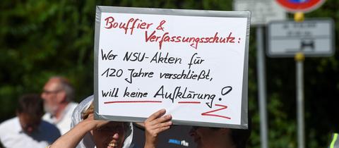 Zwei Frauen tragen auf einer Demonstration ein Schild mit, wer die NSU Akten verschließt, will kein Aufklärung