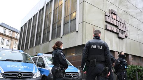 Polizisten vor dem Eingang zum Gerichtssaal in Frankfurt.