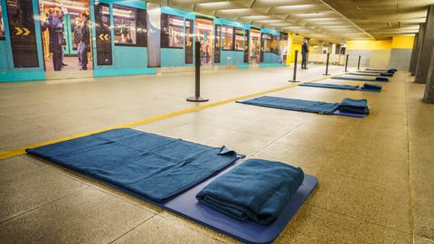Nachtlager für Obdachlose in der U-Bahn-Station Eschenheimer Tor in Frankfurt.