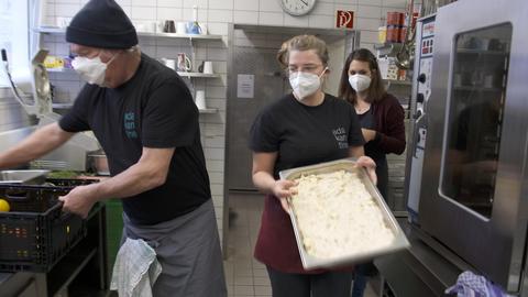 Ehrenamtliche Helfer in der Küche einer Obdachlosenküche in Frankfurt