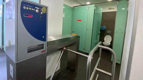 Öffentliche Toilette am Frankfurter Paulsplatz: 50 Cent kostet die Klo-Nutzung.