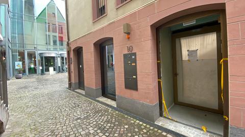 Neue öffentliche Toiletten in Frankfurt im Bau zwischen Kaiserdom und Schirn Kunsthalle.