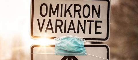 Südafrikanische Covid-19 Mutation Omikron Text auf einem Verkehrsschild 