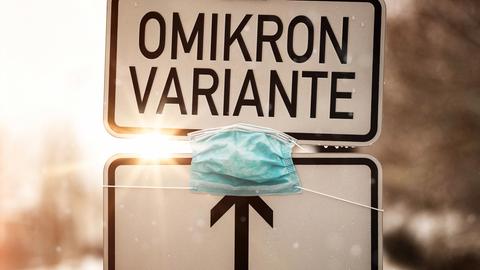 Südafrikanische Covid-19 Mutation Omikron Text auf einem Verkehrsschild 