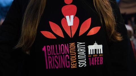 Shirt mit Aufschrift 1 Billion Rising Revolution Solidarity 14 FEB