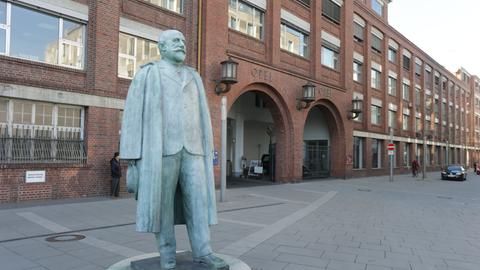 Adam-Opel-Statue vor dem Opel-Altwerk in Rüsselsheim