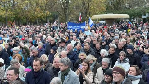 Teilnehmende der Demonstration "Nie wieder ist jetzt" in Frankfurt