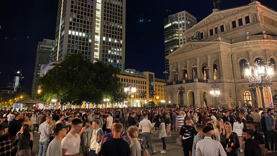 Opernplatz zugemllt: Neue Manahmen nach Straenpartys in ...