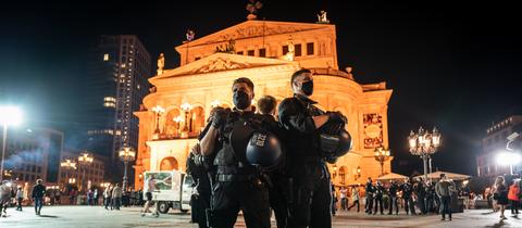 Polizisten am Frankfurter Opernplatz