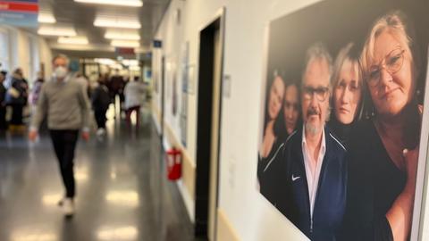 Foto einer Familie in der Ausstellung über Organspender im Uniklinikum Gießen