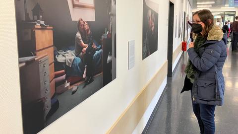 Spenderorganempfängerin Aliye Inceöz, schaut sich ein Foto mit einem Paar in der Organspender-Ausstellung im Uniklinikum Gießen an