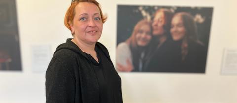 Filiz Taraman-Schmorde, Schwester eines verstorbenen Organspenders, vor einem Foto in der Ausstellung über Organspender im Uniklinikum Gießen