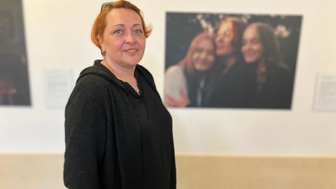 Filiz Taraman-Schmorde, Schwester eines verstorbenen Organspenders, vor einem Foto in der Ausstellung über Organspender im Uniklinikum Gießen