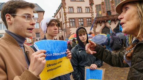 Diskussion über Krieg und Frieden: Auf dem Römerberg trafen die Ostermarschierer auf Menschen, die eine stärkere Unterstützung der Ukraine forderten.