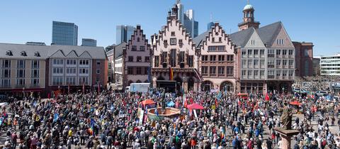 Hunderte Teilnehmer bei der Abschlusskundgebung der Ostermärsche 2022 in Frankfurt auf dem Römerberg