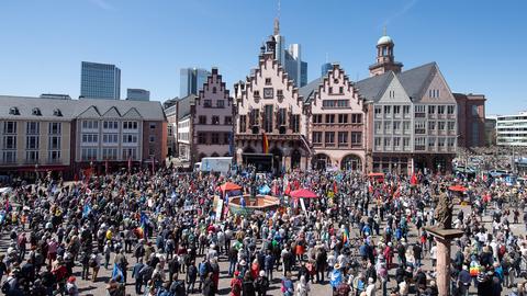 Hunderte Teilnehmer bei der Abschlusskundgebung der Ostermärsche 2022 in Frankfurt auf dem Römerberg