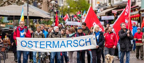 Ostermarschierer in Frankfurt tragen ein Transparent mit der Aufschrift Ostermarsch.