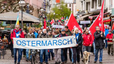 Ostermarschierer in Frankfurt tragen ein Transparent mit der Aufschrift Ostermarsch.