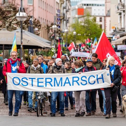 Ostermarschierer in Frankfurt tragen ein Transparent mit der Aufschrift Ostermarsch.