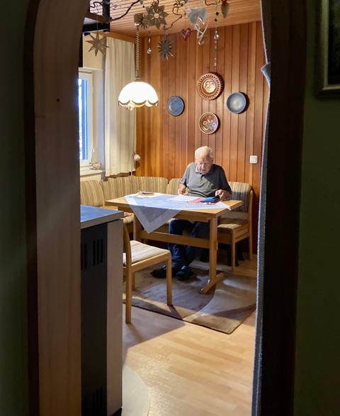 Ein älterer Mann am Tisch