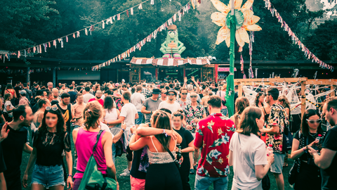 Eine Openair-Party mit vielen Menschen