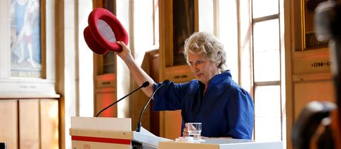 Petra Roth zieht symbolisch den Hut.