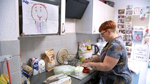 Eine Frau steht in der Küche und bereitet Brote zu.
