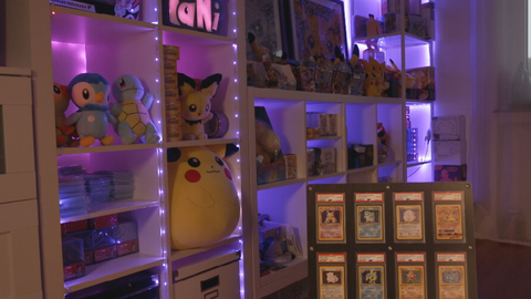 Regal mit Pokemon Karten und Merchandise