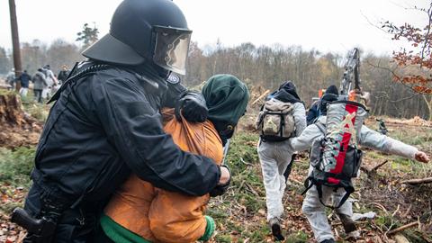 Polizist ergreift Demonstranten