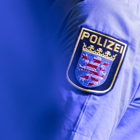 Hessisches Polizeiwappen am Ärmel einer Uniform - Nahaufnahme.