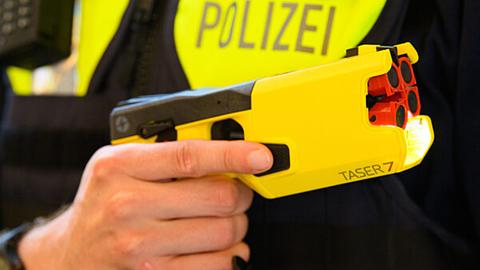 Polizist mit Taser