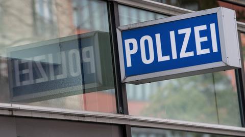 Der Schriftzug "Polizei" am 1. Polizeirevier auf der Frankfurter Zeil.