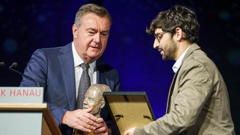 Der Hanauer Oberbürgermeister Claus Kaminsky (l) erhält aus der Hand des Laudators Bijan Kaffenberger, Landtagsabgeordneter (SPD, r) 