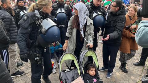 Teilnehmer der Pro-Palästina-Demonstration auf dem Römerberg, umgeben von Polizei.