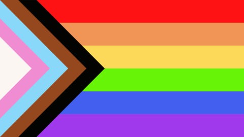 Die Regenbogenflagge enthält auf der linken Seite einen Keil in Farben der Trans-Pride-Flagge und in braun und schwarz, den Farben der marginalisierten Communities.