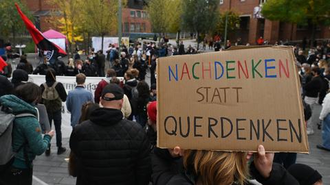 3G-Protest und Gegenprotest an der Uni Kassel