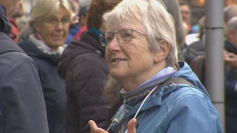 Die Kirchditmolder Ortsvorstehern Elisabeth König (Grüne) auf der Demo.