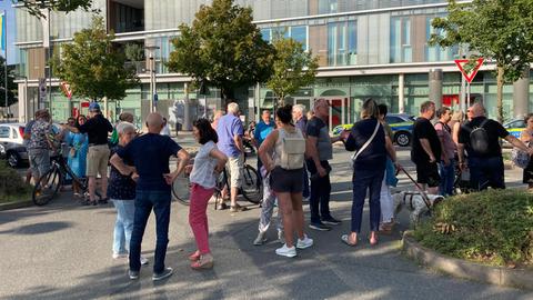 Rund 70 Bürgerinnen und Bürger haben sich zu einem "stillen Protest" vor dem Raunheimer Rathaus versammelt.