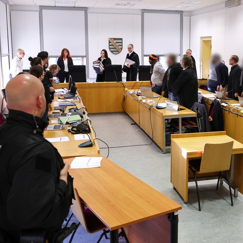 Die Kammer um Jürgen Zöllner (hinten M), Vorsitzender Richter, kommt zum Prozessbeginn im Zusammenhang mit Ausschreitungen und rassistischen Angriffen im Spätsommer 2018 ins Landgericht Chemnitz.