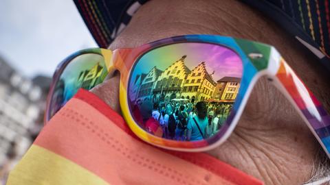 Der Römer spiegelt sich in der Sonnenbrille eines CSD-Teilnehmers in Frankfurt.