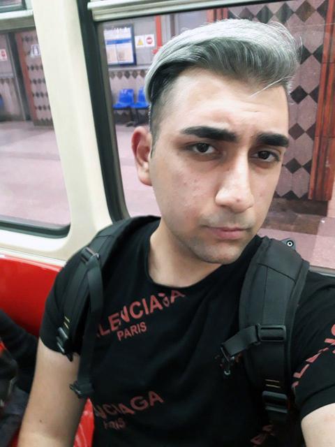 Alan Farazi in einer U-Bahn in Iran, er schaut skeptisch in die Kamera