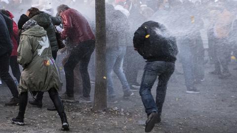 Die Polizei setzt einen Wasserwerfer gegen die "Querdenker"-Demonstration in Frankfurt ein