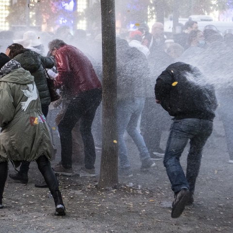 Die Polizei setzt einen Wasserwerfer gegen die "Querdenker"-Demonstration in Frankfurt ein