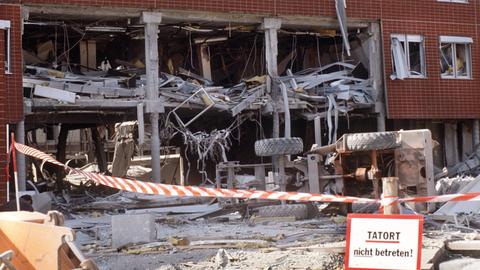 Das zerstörte Verwaltungsgebäude der JVA Weiterstadt nach dem Sprengstoffanschlag der RAF