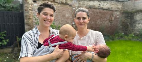 Tess und Jill mit ihren Babys.