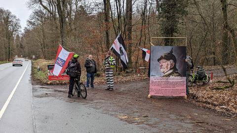 Hin und wieder kommen Passanten mit der fünfköpfigen Reichsbürger-Gruppe ins Gespräch. 