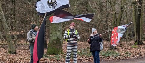 Eine kleine Gruppe von Reichsbürgern trifft sich jeden Sonntag im Wald bei Darmstadt.
