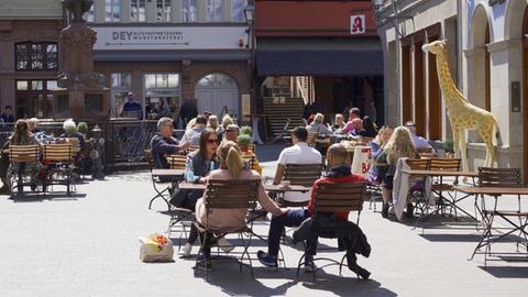 Restaurants und Cafés haben auch in der Frankfurter Altstadt wieder geöffnet.