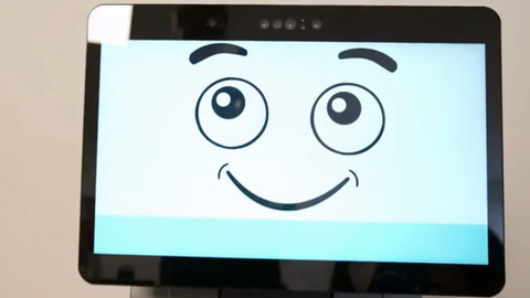 Pflegeroboter Temi im Wohnverbund in Mörfelden-Walldorf, auf dem Bildschirm des Roboters ist ein lachendes Gesicht zu sehen