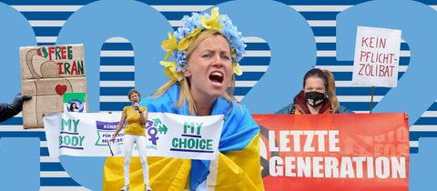 Vor einer Fläche mit der großen Zahl "2022" sind diverse Elemente angeordnet: Demostrationsschilder mit den Botschaften "Kein Pflicht-Zölibat", "Free Iran", My Body - My Choice", "Letzte Generation" und eine Frau in eine ukrainische Flagge gehüllt mit einem weiß-blau-gelb-farbenen Blumenkranz im Haar, die kräftig ruft.